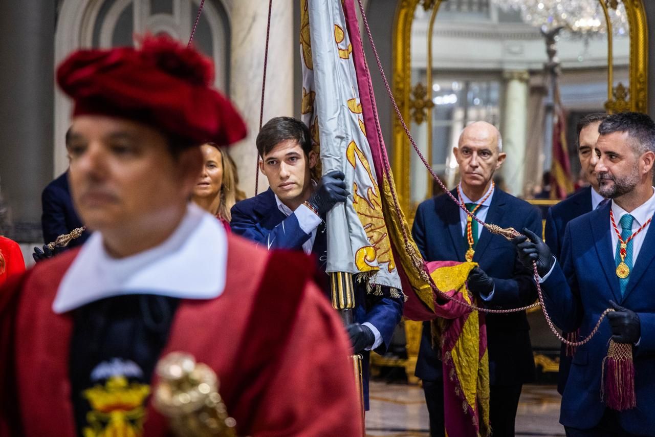Fotos del pequeño acto en el Salón de Cristal para rendir homenaje a la Reial Senyera