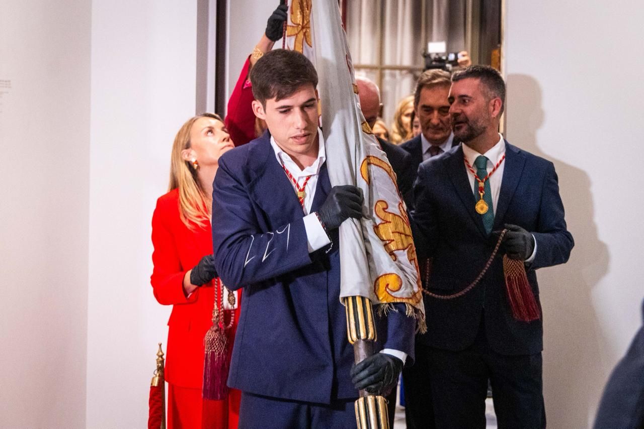 Fotos del pequeño acto en el Salón de Cristal para rendir homenaje a la Reial Senyera