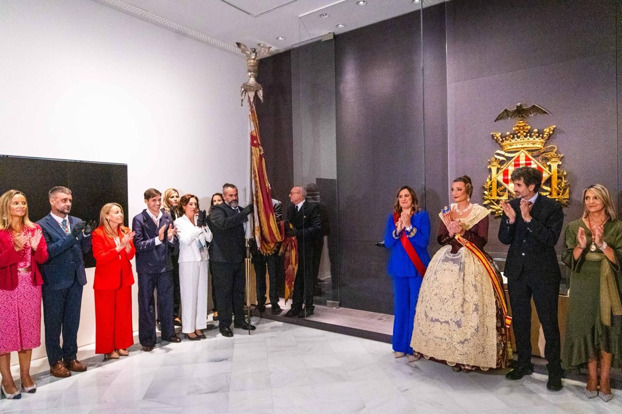 Fotos del pequeño acto en el Salón de Cristal para rendir homenaje a la Reial Senyera