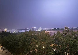 La tormenta descarga sobre Valencia.