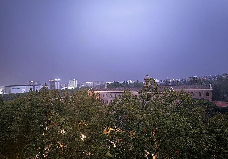 La tormenta descarga sobre Valencia.