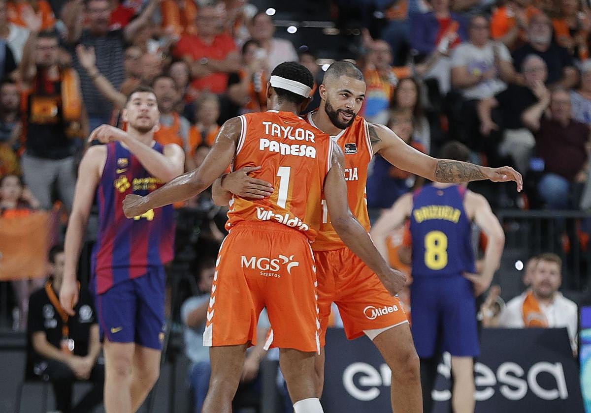 Kam Taylor y Darius Thompson durante el partido de Liga Endesa ante el Barcelona.