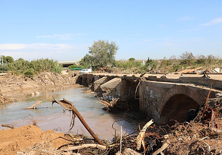 Río Turia y Puente Viejo tras la dana.