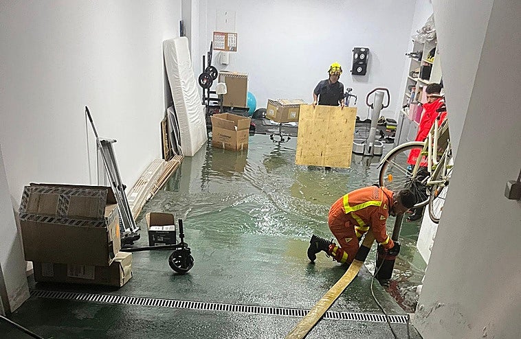Bomberos achican agua de una de las viviendas inundadas en Alcàsser.