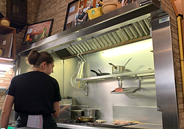 La plancha de Maipi con una foto muy simbólico sobre ella.