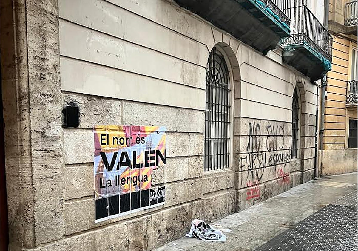La fachada de Lo Rat Penat, vandalizada: «No ens fareu espanyols»
