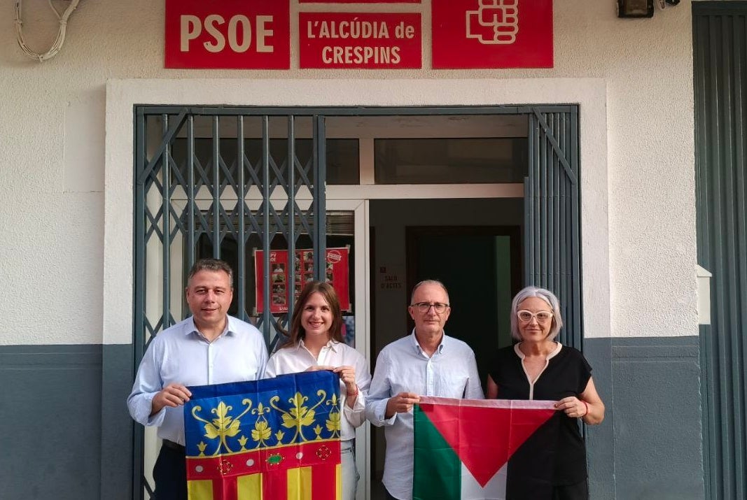 Los socialistas de l'Alcúdia de Crespins con las banderas, en su sede.