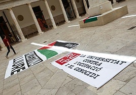 Pancartas de denuncia en el claustro de La Nau, durante un encierro.
