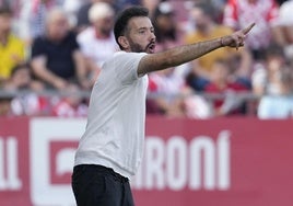 Carlos Corberán, con el Valencia en Montilivi.