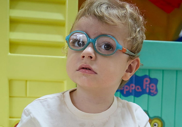 El pequeño Miquel juega en la asociación.