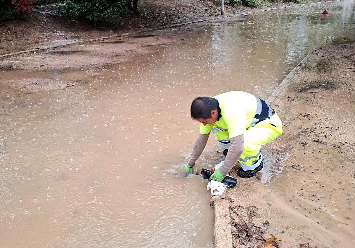 Limpieza de un imbornal en Catarroja.