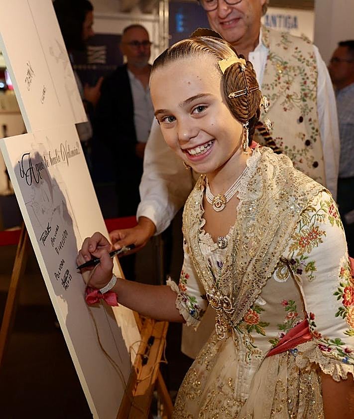 Imagen secundaria 2 - Algunos de los emotivos momentos que han vivido este año las falleras mayores de Valencia.