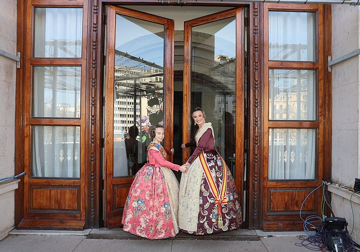 Imagen principal - Algunos de los emotivos momentos que han vivido este año las falleras mayores de Valencia.