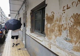 Una persona se cubre con su paraguas de la lluvia por la dana Alice, en la Comunitat Valenciana.