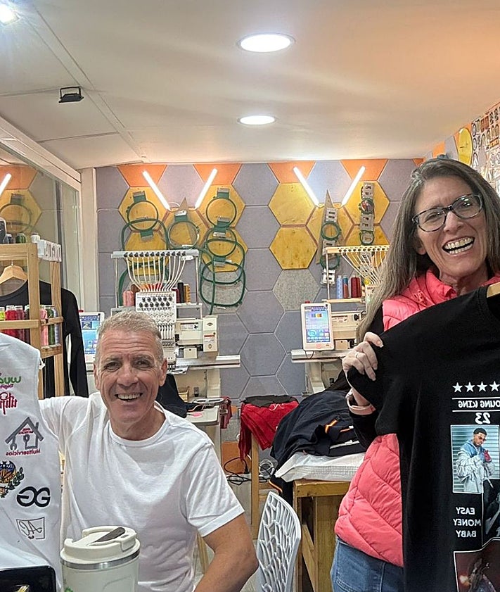 Imagen secundaria 2 - Parada de productos griegos de Carmen Bernat y Dimitris Vamvakas; Carlo Castellano con su puesto de productos italianos, en el mercado de Ruzafa, y Nela Daza y Gregorio Pisciotta, en su puesto del mercado de Castilla.