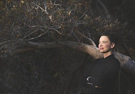 Beatriz Montáñez, junto a su casa en el bosque.