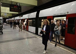 Pasajeros salen de un vagón de metro, en Valencia.