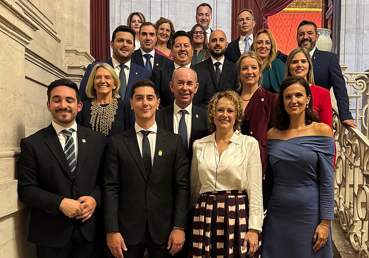 Los alcaldes y alcaldesas de Torrent, Monserrat, Alginet, Massanassa, Algemesí, Albal, Guadassuar, Sollana, Favara, Carlet y Benetússer en el Palacio Real.