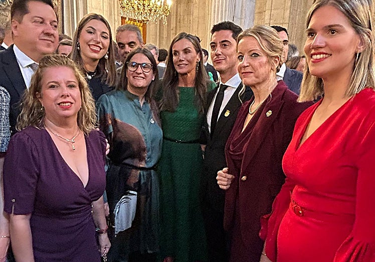 Alcaldes y alcaldesa junto a la Reina, doña Letizia.