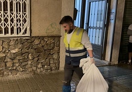 Un operario de la funeraria traslada los restos del vecino que llevaba cerca de quince años muerto en su casa.