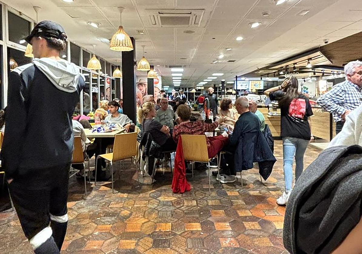 Valencianos atrapados en un área de servicio en Tarragona, este domingo.