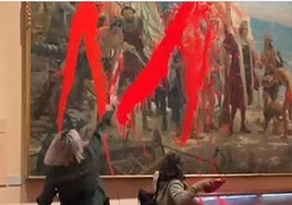 Dos activistas de Futuro Vegetal manchan con pintura el cuadro de Colón en el Museo Naval.