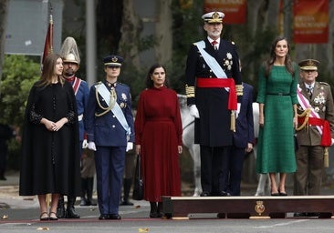 La reina Letizia sorprende con un vestido de tweed verde en el desfile de las Fuerzas Armadas