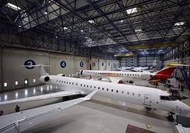 Aviones de Air Nostrum en los hangares del aeropuerto de Valencia.