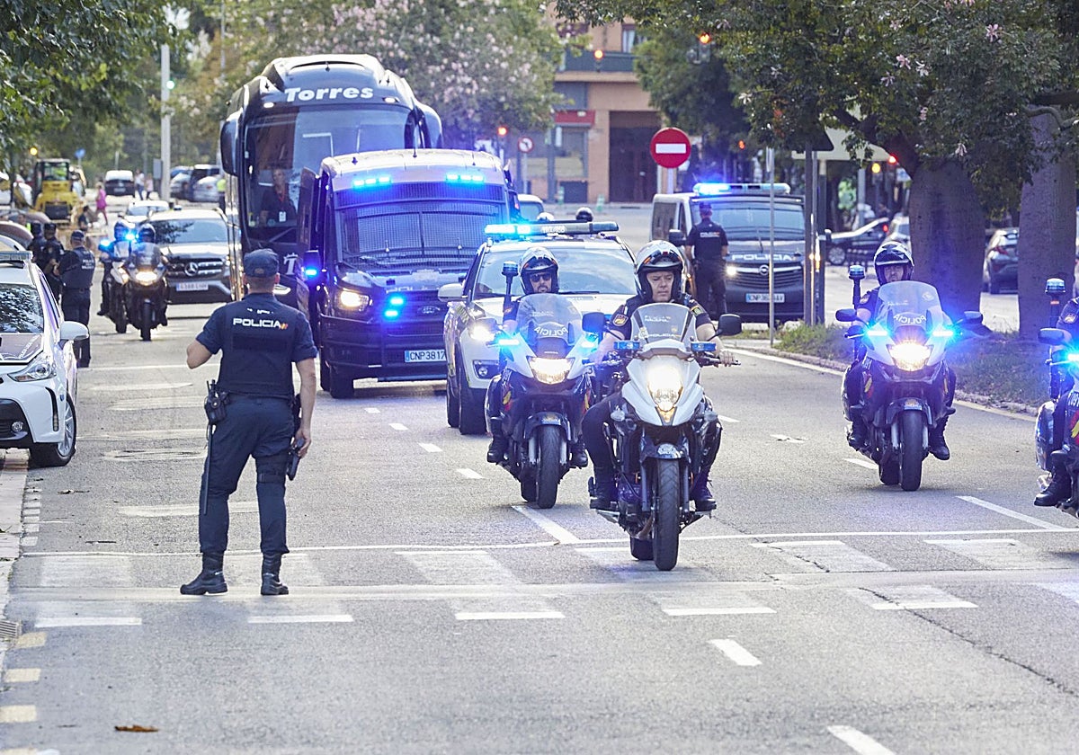Escolta policial al autobús del Maccabi Tel Aviv a su llegada a la Fonteta en octubre de 2023.