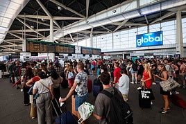 Viajeros en la estación Joaquín Sorolla de Valencia en una imagen de archivo.