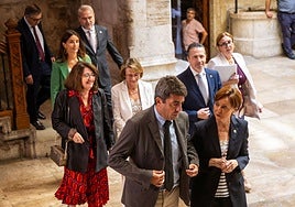 Mazón, Merino y Rovira con los cinco rectores y rectoras, en la firma del pasado miércoles.