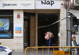 Una mujer entra en el hostal clandestino de Mestalla.