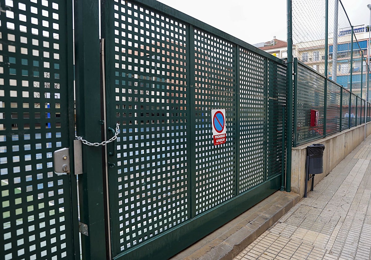 Vista general del acceso cerrado del colegio público Rosa Serrano de Paiporta.