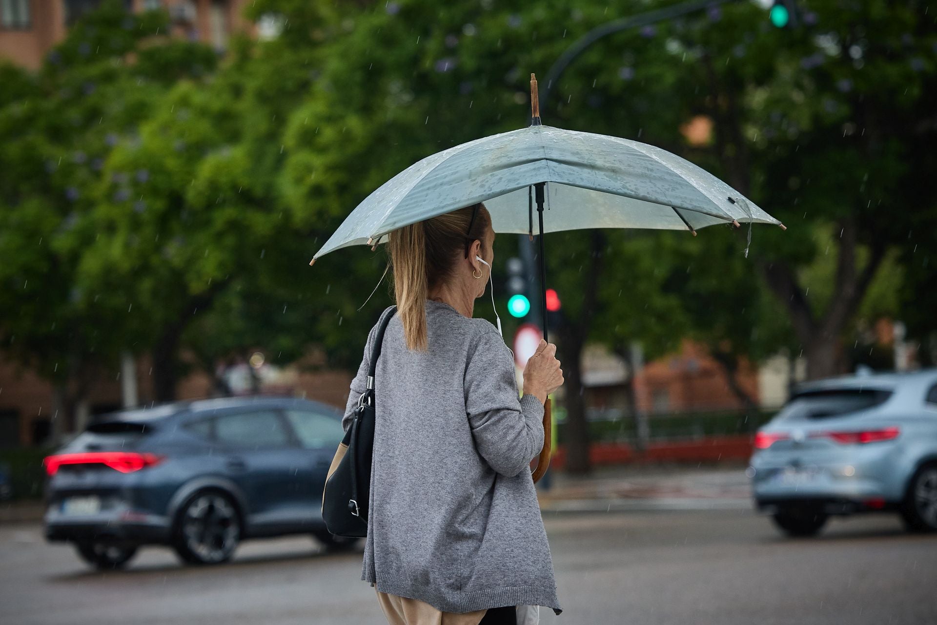 Una mujer se protege de la lluvia en Valencia.