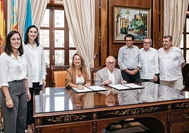 Begoña Carrasco, alcaldesa de Castellón, durante la firma de la donación.