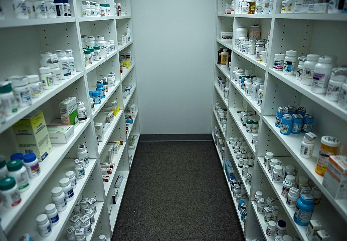 Medicamentos en una farmacia, imagen de archivo.