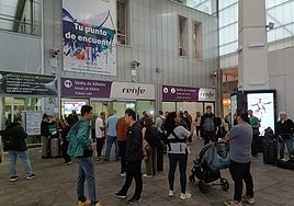 Usuarios en Joaquín Sorolla a la espera de su turno para cambiar el billete.