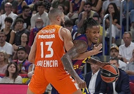 Will Clyburn lucha con Darius Thompson en el Barça-Valencia Basket de Euroliga.