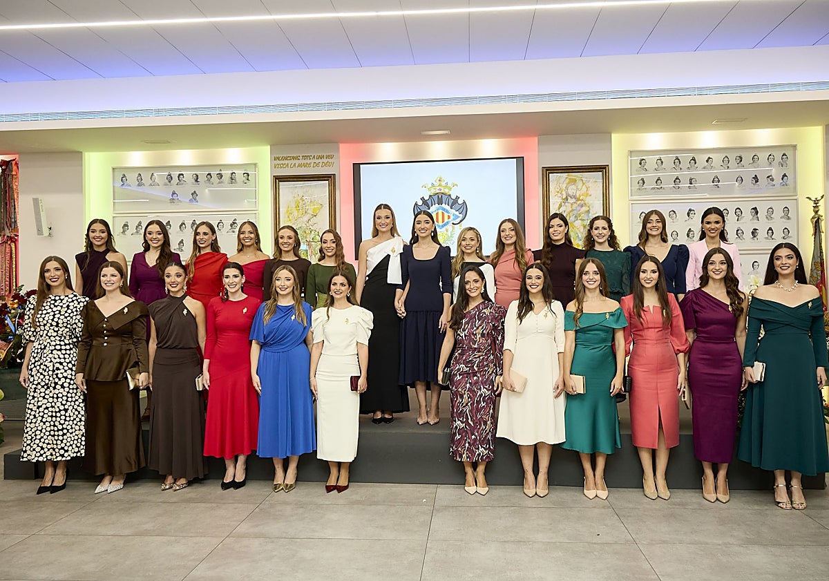 Imagen principal - Berta Peiró, Carmen Prades y sus cortes; Carmen y Marta Mercader, con sus cortes y miembros de JCF y abrazo de Carmen y Marta. 