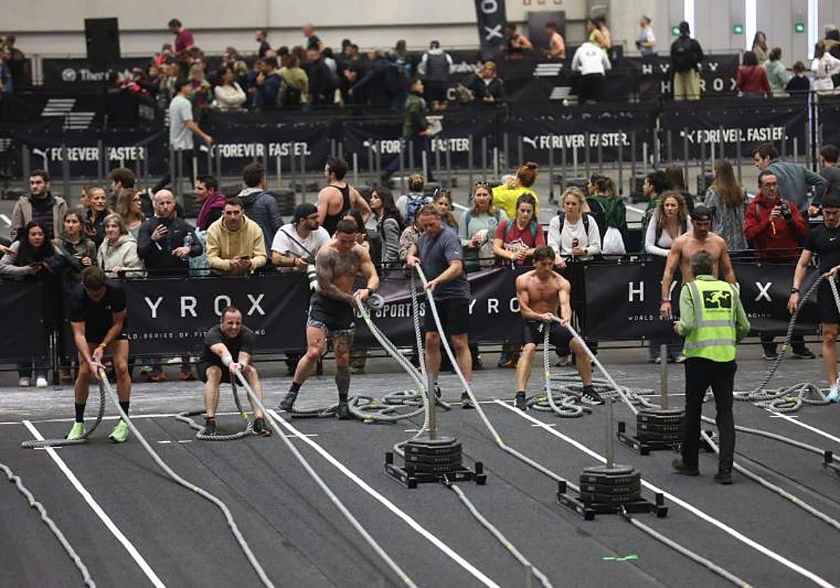 Imagen principal - Diferentes pruebas de un competición de hyrox.