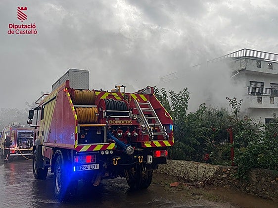 Los efectivos que han acudido a sofocar el fuego en la casa.