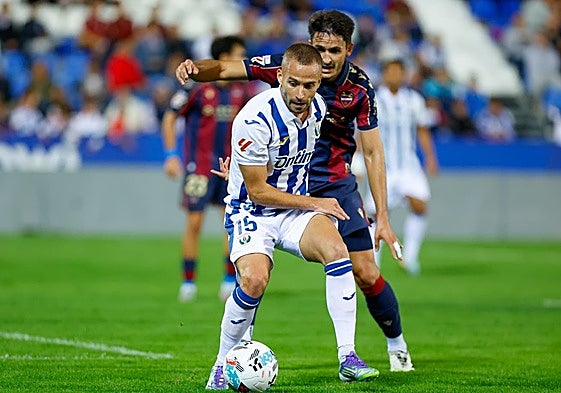 Elgezabal defiende a Franquesa durante el partido.