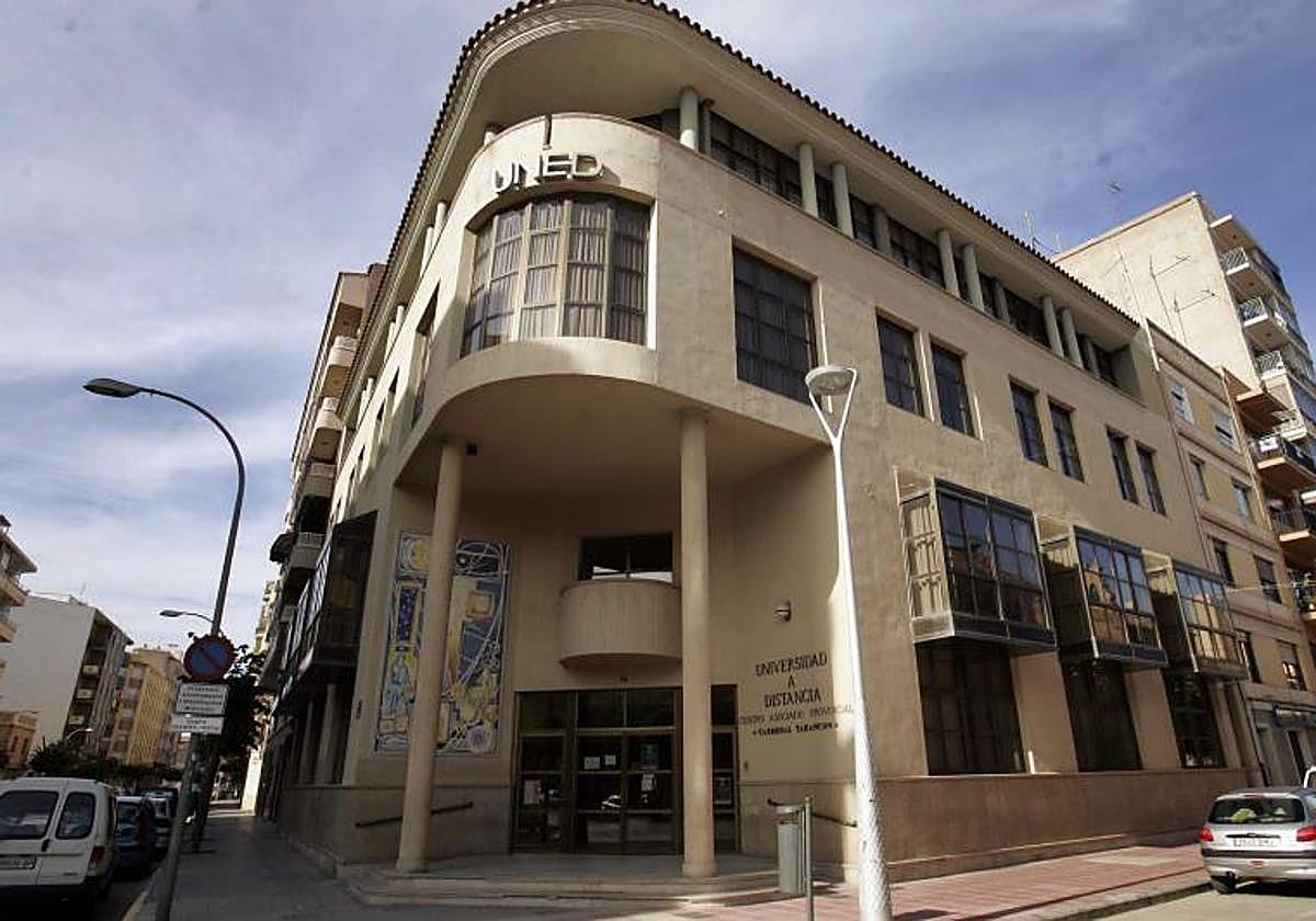 Fachada de la universidad a distancia en una imagen de archivo.