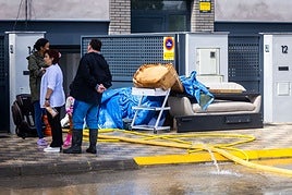 Vecinos de Alcàsser afectados por la inundación.