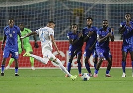 Kervin Arriaga, lanzando una falta con la selección de Honduras.