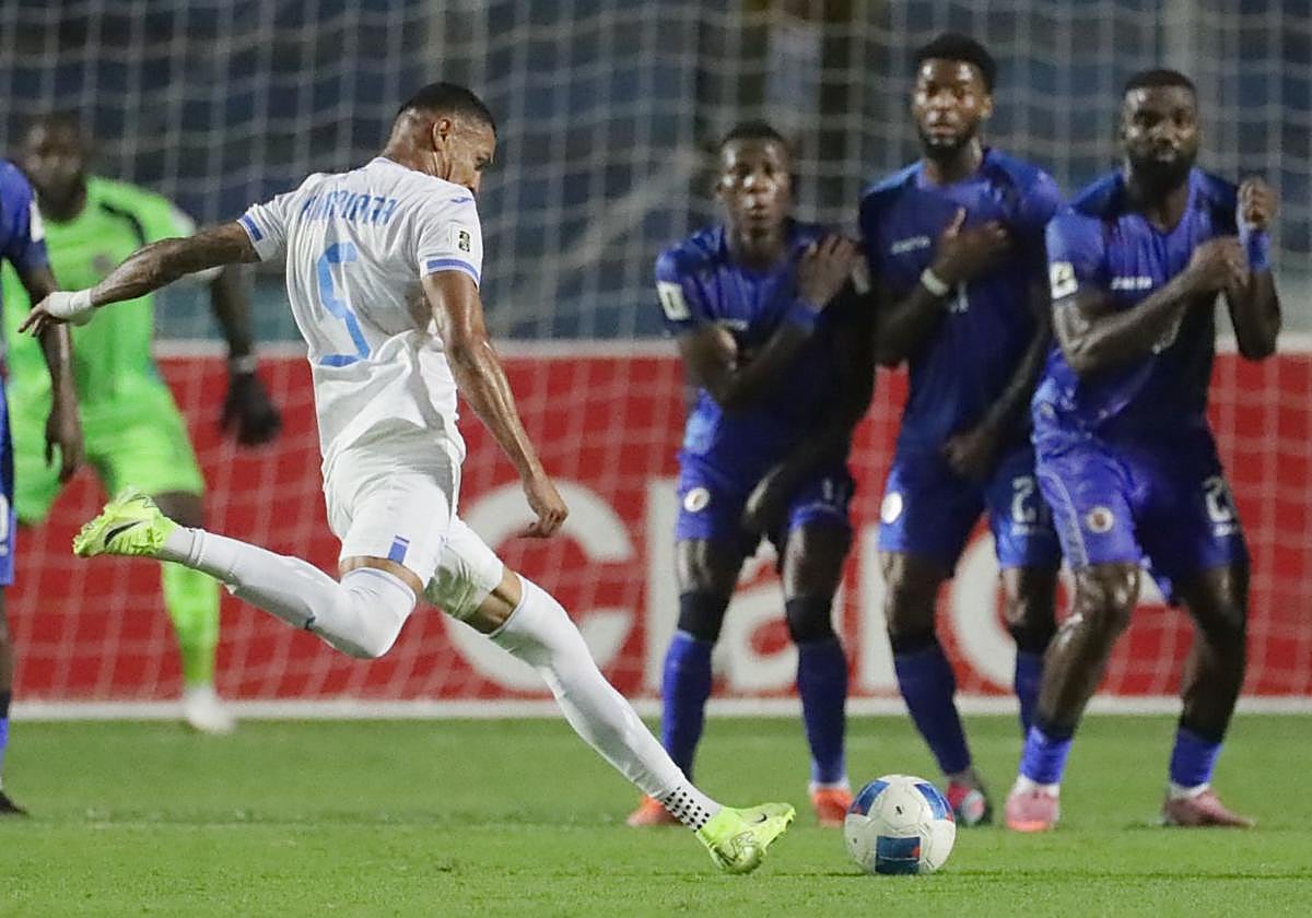 Kervin Arriaga, lanzando una falta con la selección de Honduras.
