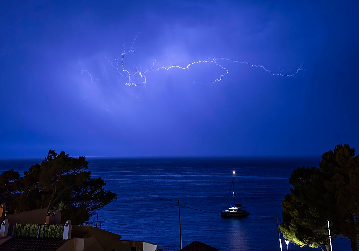 Relámpagos esta madrugada en el poniente de Mallorca.