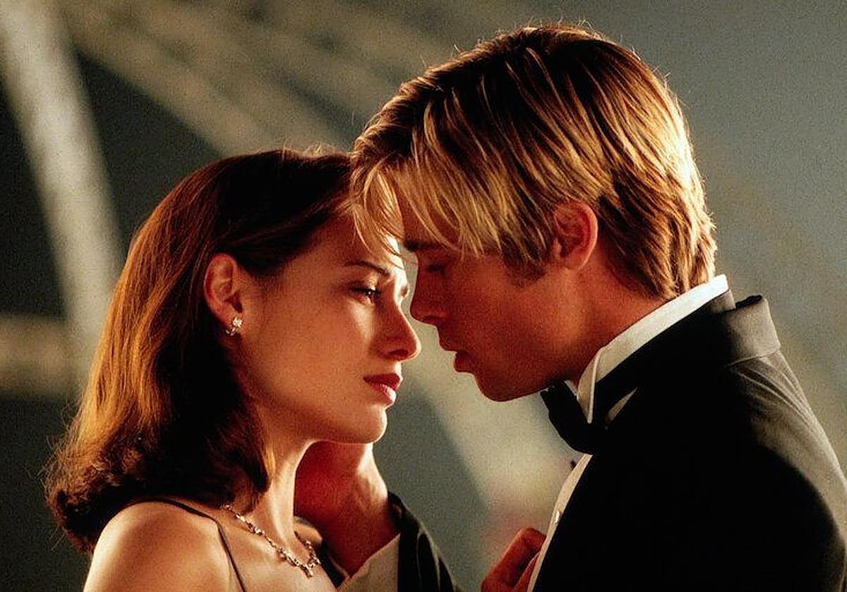 Brad Pitt y Claire Forlani durante una escena de la película '¿Conoces a Joe Black?'.