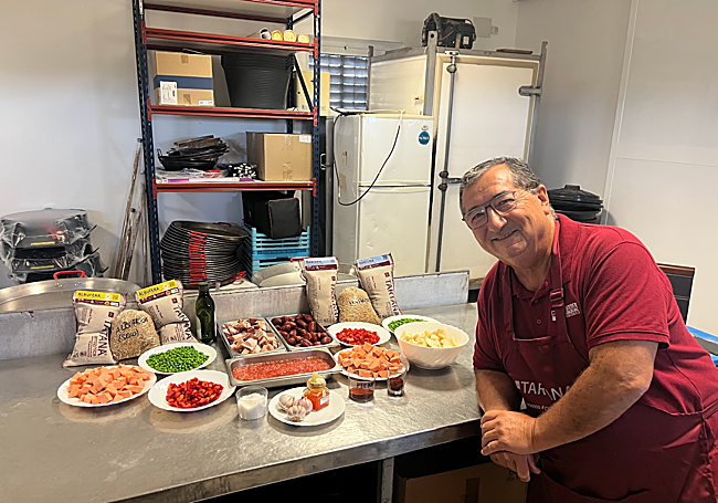 Galbis en los momentos previos a la elaboración de su paella