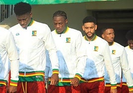 Karl Etta Eyong, en el centro, con la selección de Camerún.